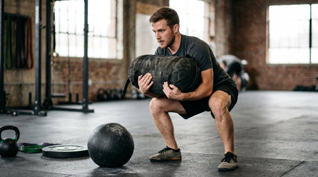 Medicine ball vs sandbag: welke tool past bij jouw training?